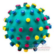 כדור גומי צבעוני משמיע קול בעת לחיצה